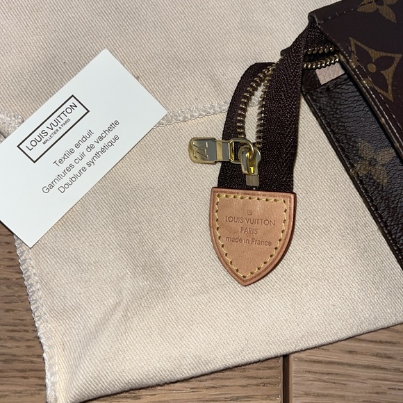 Louis Vuitton monogram toiletry pouch 26 - Picture 2 of 7